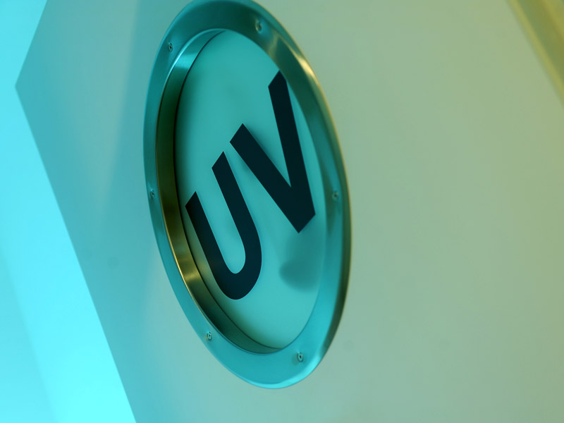 Behandlungszimmer mit UV Beschriftung